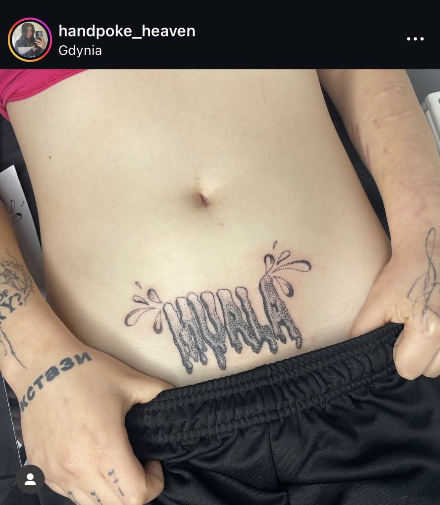 Dziewczyna zrobiła sobie tatuaż MUALA na brzuchu. Książulo zareagował