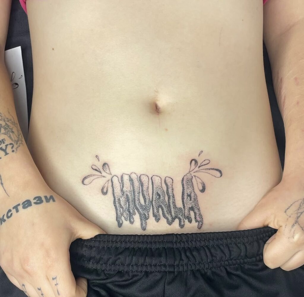 Dziewczyna zrobiła sobie tatuaż MUALA na brzuchu. Książulo zareagował