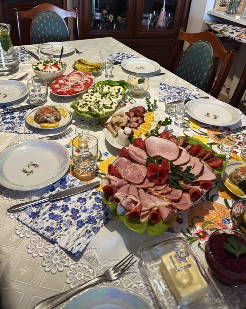 Stoły wielkanocne gwiazd. Od luksusu po domową klasykę. Tak świętowali celebryci