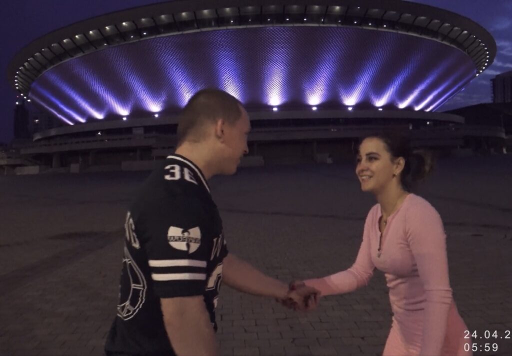 PaolaBlaze nagrała film w spodku na pomarańczową platformę. Jest nagranie
