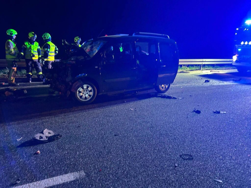 Ukrainiec rozpędzonym mercedesem wjechał w samochód służby drogowej. Polak w stanie krytycznym