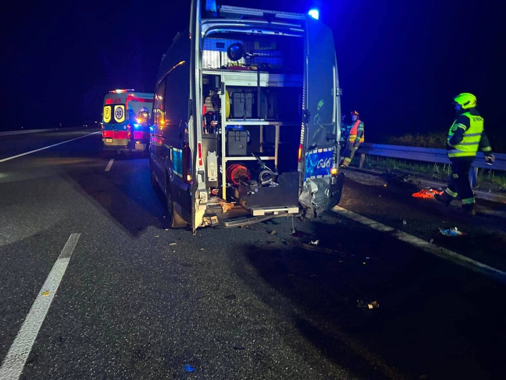 Ukrainiec rozpędzonym mercedesem wjechał w samochód służby drogowej. Polak w stanie krytycznym